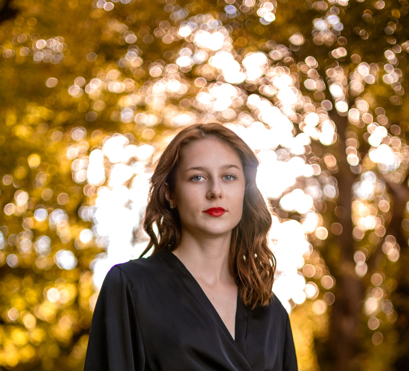 Detailní portrét ženy v podzimním světle